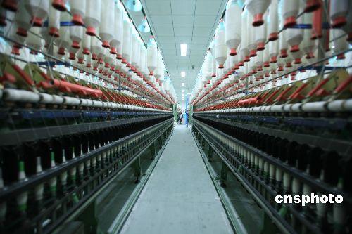2006年8月22日,山东三和色织集团正在生产出口纺织品订单产品.